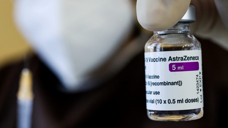 Sanidad y CCAA posponen la decisión sobre la segunda dosis de AstraZeneca