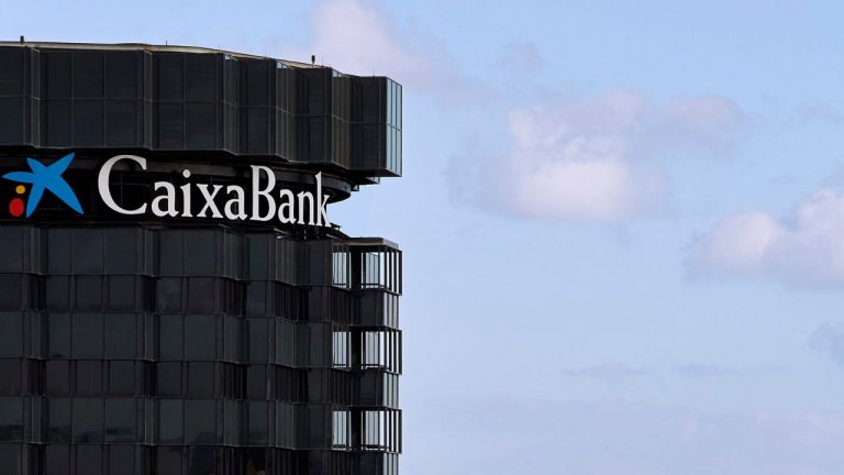 CaixaBank renueva la certificación Aenor por su servicio en banca