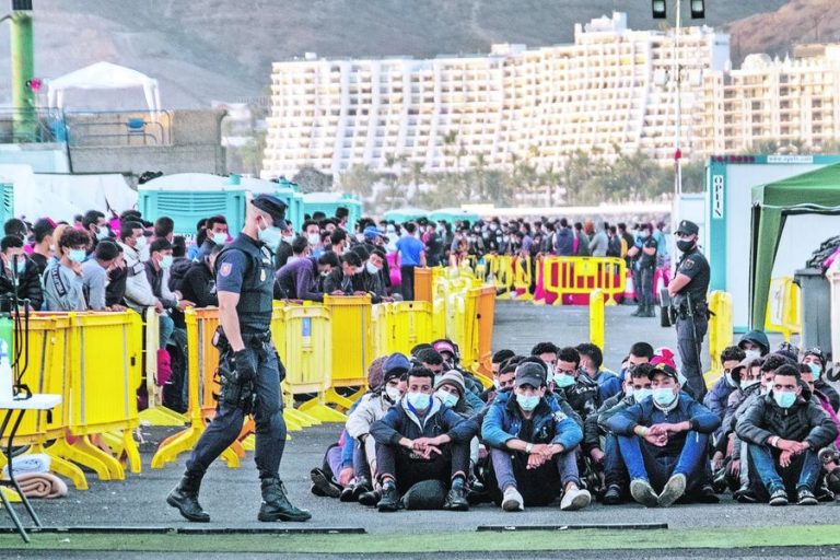 Más de 160 ONG reclaman al Gobierno un cambio en las políticas migratorias en Canarias