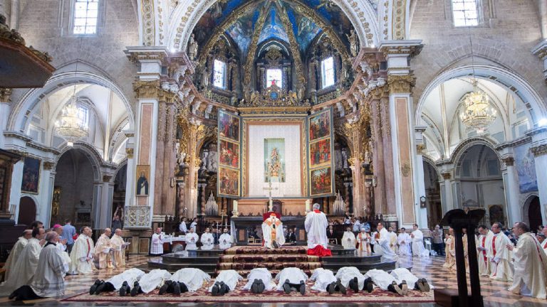 Un niño representa un sermón en la Catedral de Valencia en recuerdo de los 'miracles'