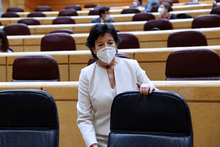 Celaá advierte de que el Gobierno recurrirá el pin parental en Murcia