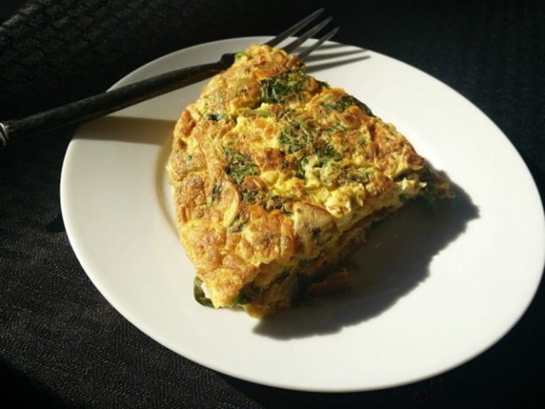 Cómo hacer una tortilla de patatas con espinacas para chuparte los dedos