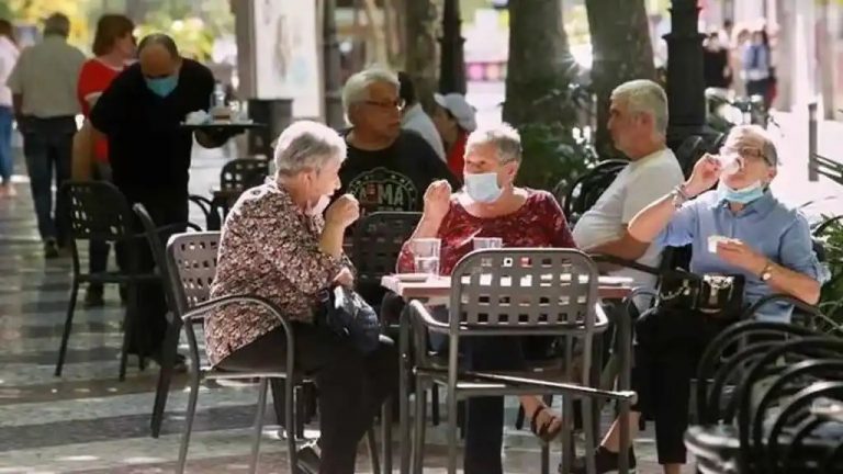 El 72% de los consumidores gasta menos en bares y restaurantes por la pandemia El 72% de los consumidores gasta menos en bares y restaurantes por la pandemia