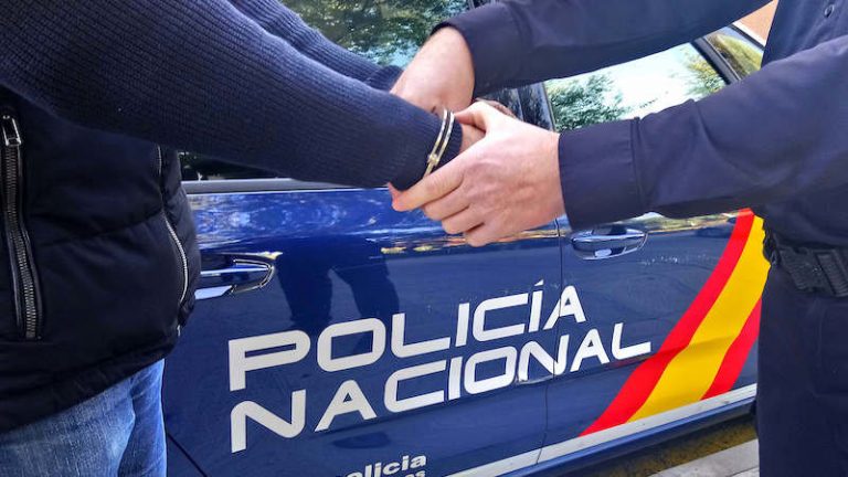 Detenido en Guadalajara por atacar a varios vehículos policiales con un hacha