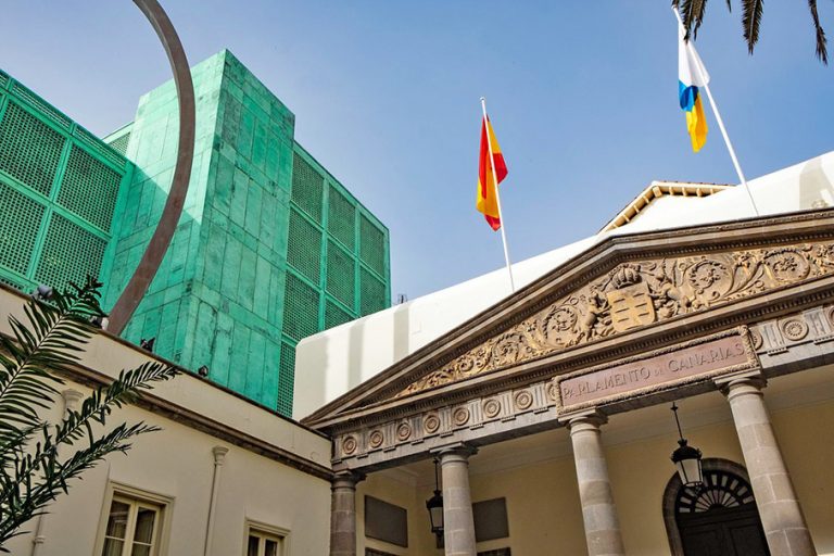 El Parlamento de Canarias aprueba una proposición en defensa de la ciencia