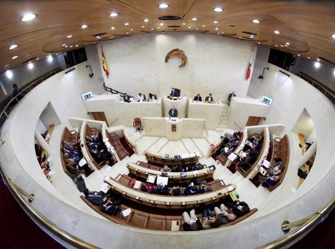 Sesión plenaria en el Parlamento de Cantabria para la aprobación de los Presupuestos de 2020