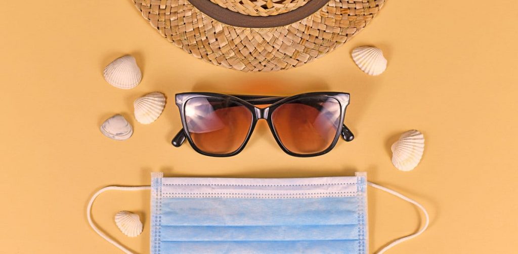 El uso de mascarillas para el verano playa 
