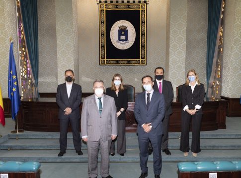 De izda. a dcha., Guillermo Cisneros, rector de la Universidad Politécnica de Madrid, y Enrique Serra, CEO de Banco Caminos.
