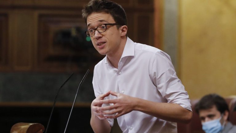 Errejón insta a la retirada de los carteles de Vox