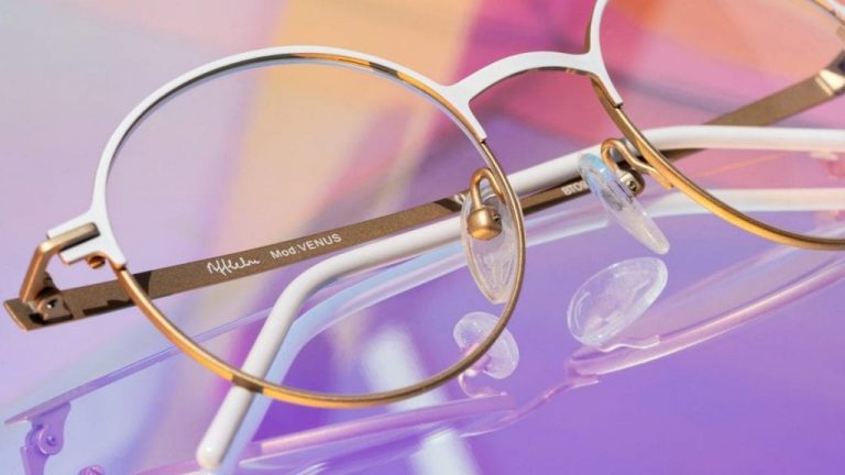 Este es el significado de los números de la patilla de tus gafas