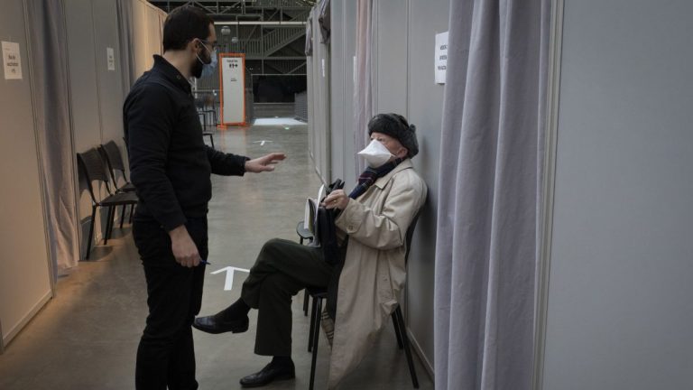 Los positivos en Extremadura bajan a 43 en un día con un muerto