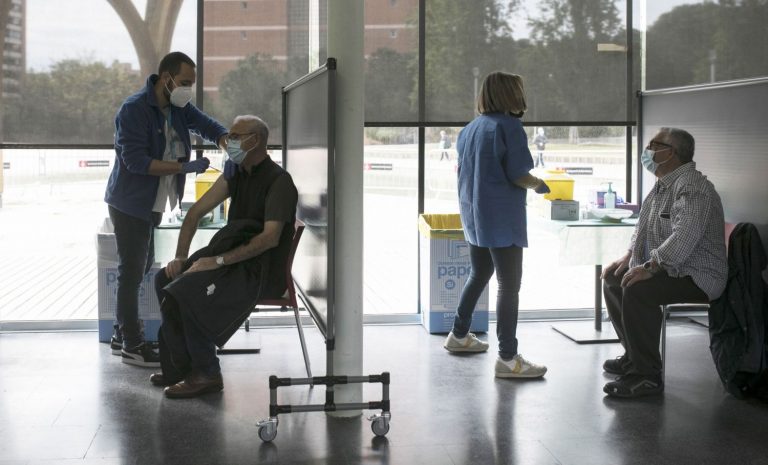 Galicia ya inmunizó con al menos una dosis al 75% del grupo 70-79