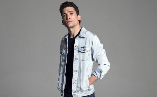 Jaime Lorente Mirando el sol