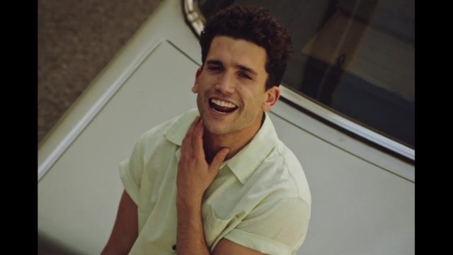 Jaime Lorente Mirando el sol