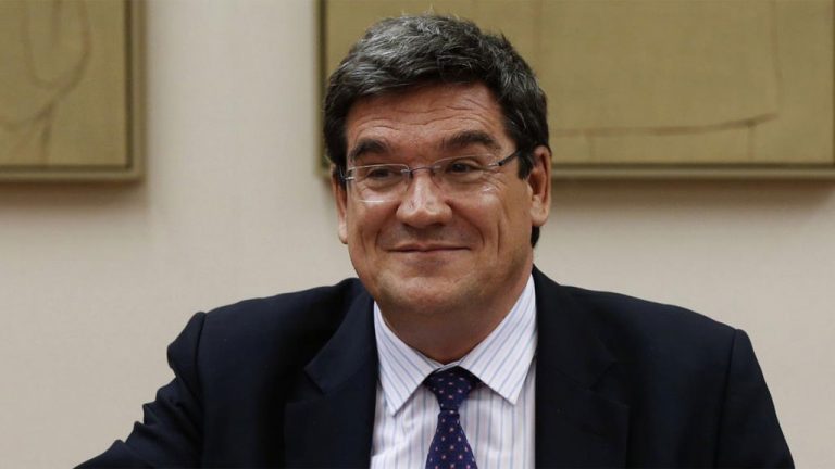 Escrivá pide a CaixaBank y BBVA que piensen en las ayudas públicas antes de recortar sus plantillas Escrivá pide a CaixaBank y BBVA que piensen en las ayudas públicas antes de recortar sus plantillas