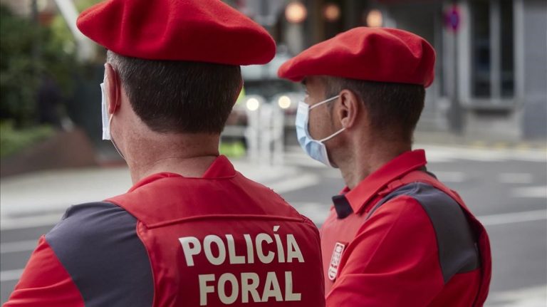 Detenido por embestir con su vehículo la barrera de un comercio de Pamplona