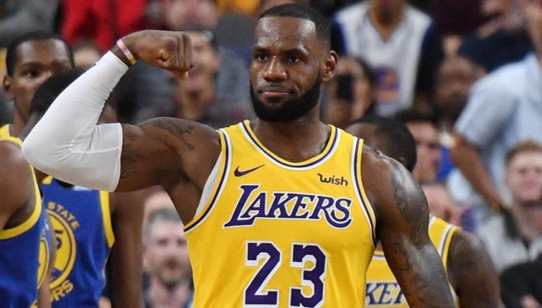 Enganchón de LeBron James con su hijo… ¡en pleno entrenamiento de los Lakers!