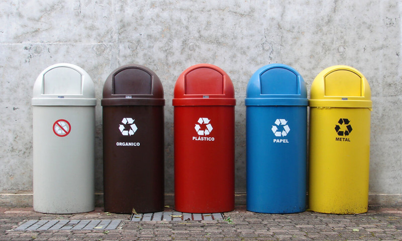 ¿Cuáles son los colores de los contenedores para las bolsas de basura y desperdicios?