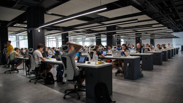 Los empleos de alta cualificación alcanzan la cifra récord del 34,5% del total