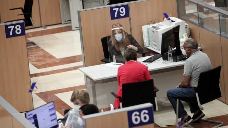 Los trabajadores en ERTE con ingresos de entre 14.000 y 18.000 euros pagarán más IRPF