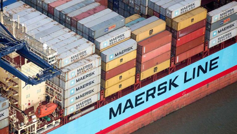 Maersk alerta de retrasos por el mal tiempo en Sudáfrica y cae más de un 5%