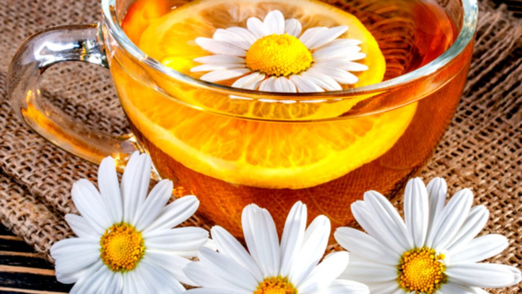 ¿Cuál es la historia y etimología de la manzanilla?