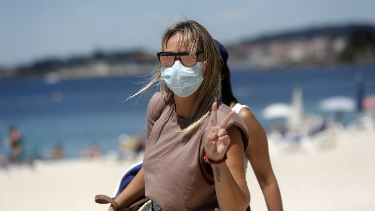 Mascarillas en la playa: así son las normas de uso para este verano