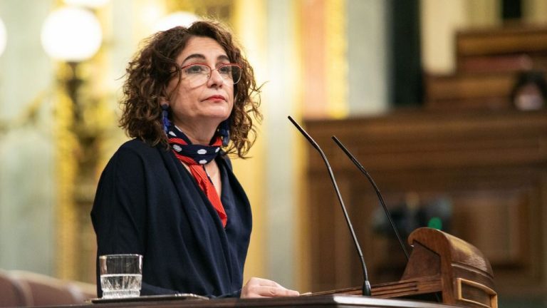 Montero aboga por suspender las reglas fiscales en 2022