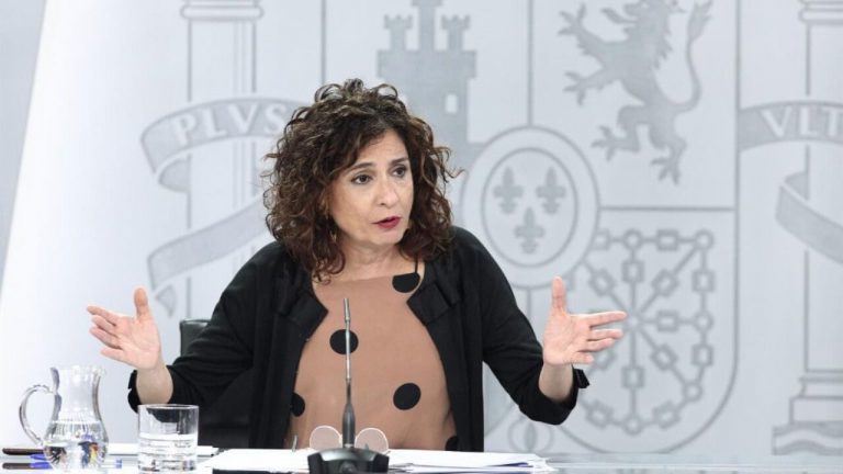 Montero espera que las subidas de Sociedades, Patrimonio y Sucesiones entren en vigor en 2022