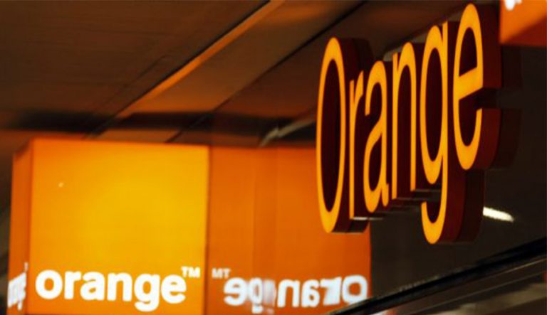 Orange proporciona conectividad móvil a estudiantes en riesgo de exclusión