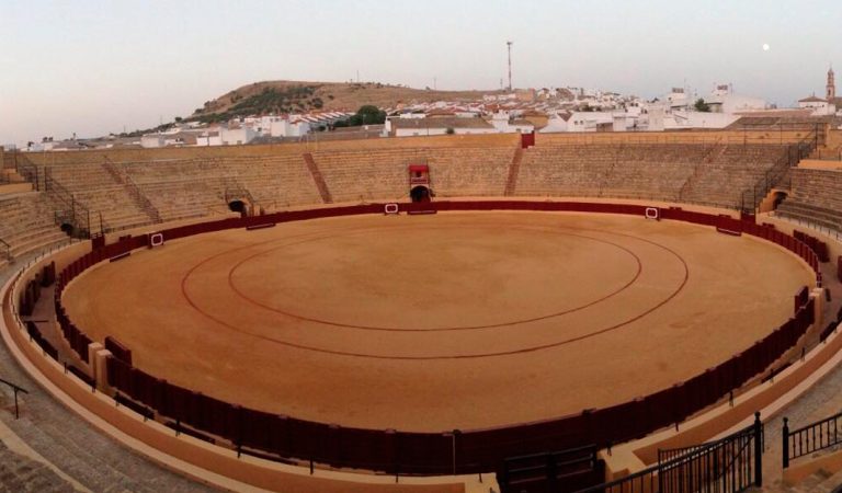Dos fundaciones piden suspender en Málaga un espectáculo cómico-taurino con personas con enanismo