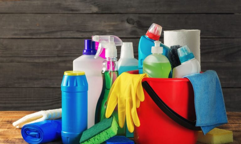 El producto casero mejor que la mopa para limpiar tu casa en segundos