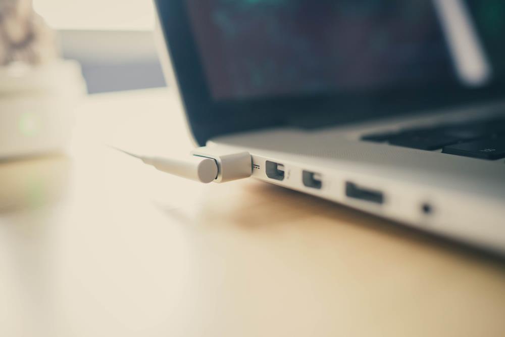 Tener enchufado siempre el portátil o funcionar con la batería