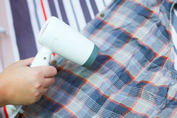 Cómo lidiar con arrugas difíciles en la ropa 2 Un poco de calor a la ropa