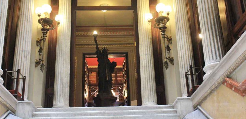 Rincones de Barcelona casi prohibidos que tienes que conocer 86 La Biblioteca Arús y la Estatua de la Libertad de Barcelona