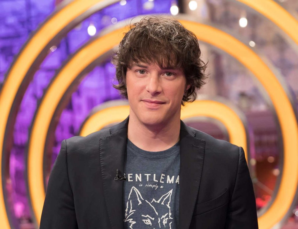 Siente placer por preparar recetas descalzo