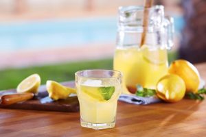 El agua con limón en ayunas te erosiona el esmalte: esto dice una odontóloga