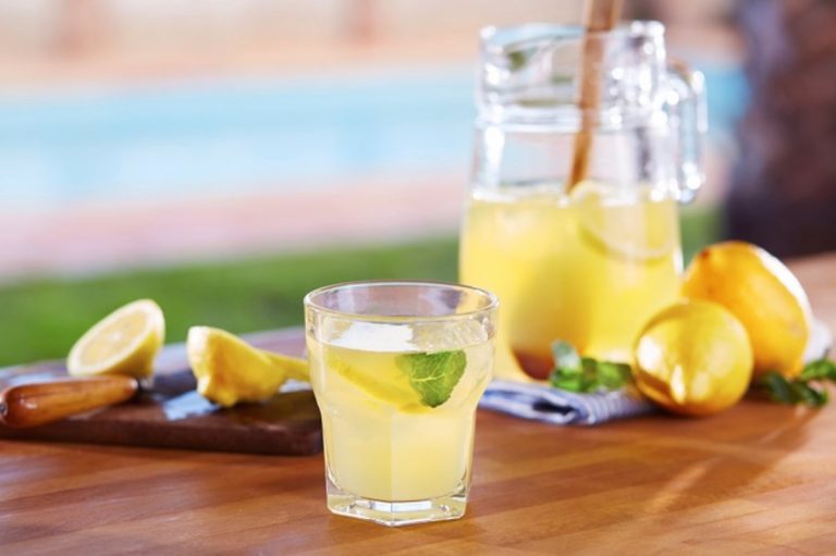 El agua con limón en ayunas te erosiona el esmalte: esto dice una odontóloga