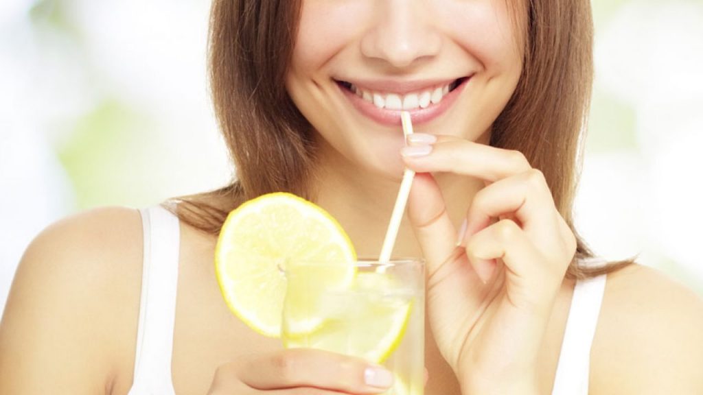 Te verás más joven agua con limón 