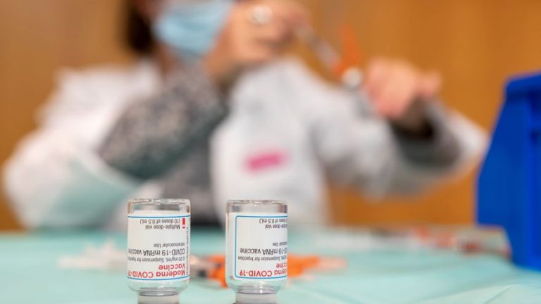 Cataluña empezará el lunes a vacunar a Guardia Civil y Policía Nacional