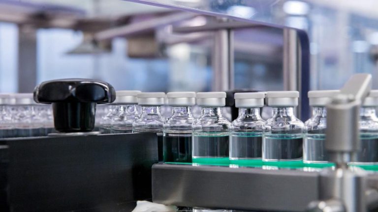 Farmacéuticas: Suspender patentes de vacunas no resolvevrá el problema de producción