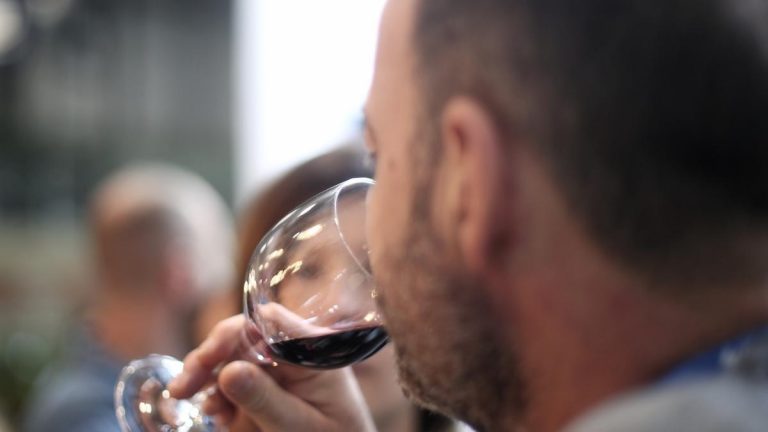 Investigan si bodegas de Valdepeñas vendieron vino que incumplía con el etiquetado