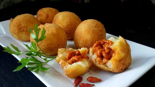 ¿Cuáles son los ingredientes para hacer unas bombas de patata con carne?