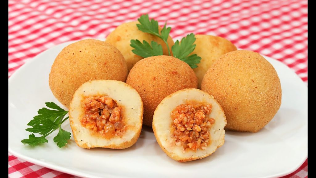 Sigue paso a paso la preparación de las bombas de patatas con carne