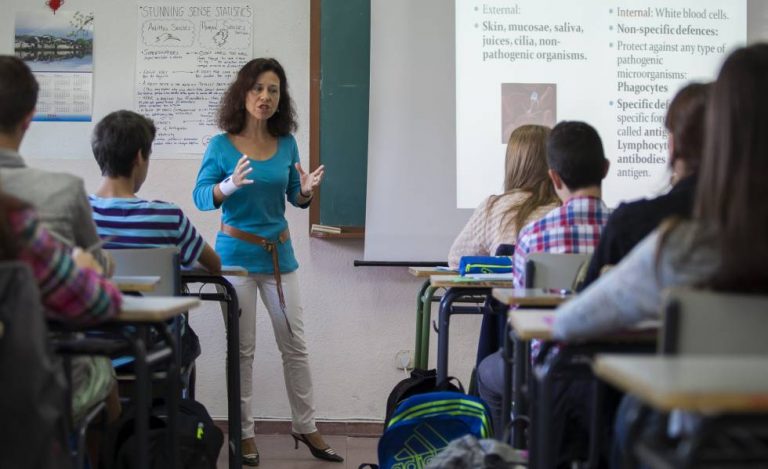 Expertos urgen a cambiar el modelo de evaluación para mejorar el nivel de inglés Expertos urgen a cambiar el modelo de evaluación para mejorar el nivel de inglés