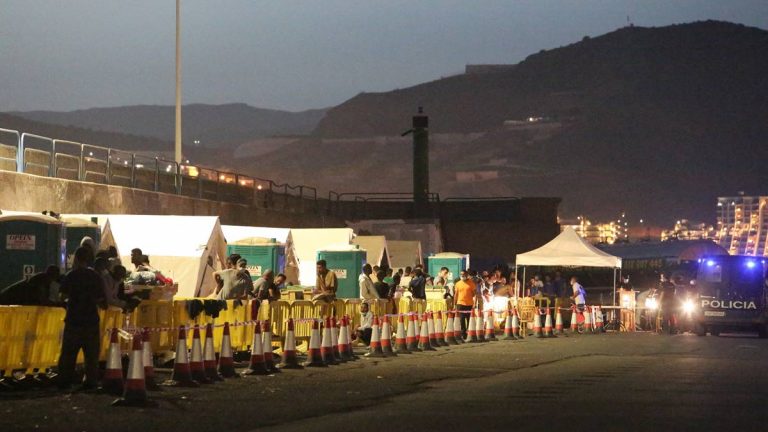 El Defensor del Pueblo visita de nuevo los campamentos de migrantes en Canarias
