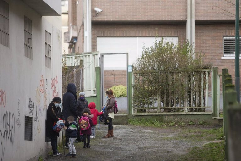 Los casos activos en centros educativos de Galicia aumentan a 594