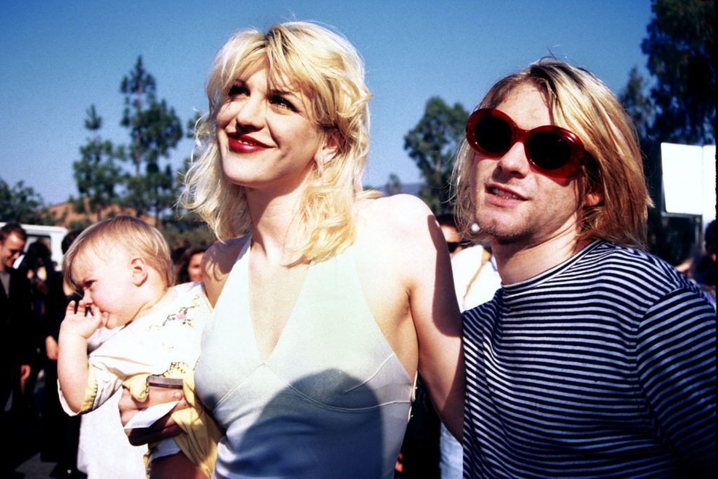 Causas que invitan a creer, 27 años después, que Kurt Cobain no se suicidó 9 Courtney Love, Kurt Cobain y la hija de ambos.