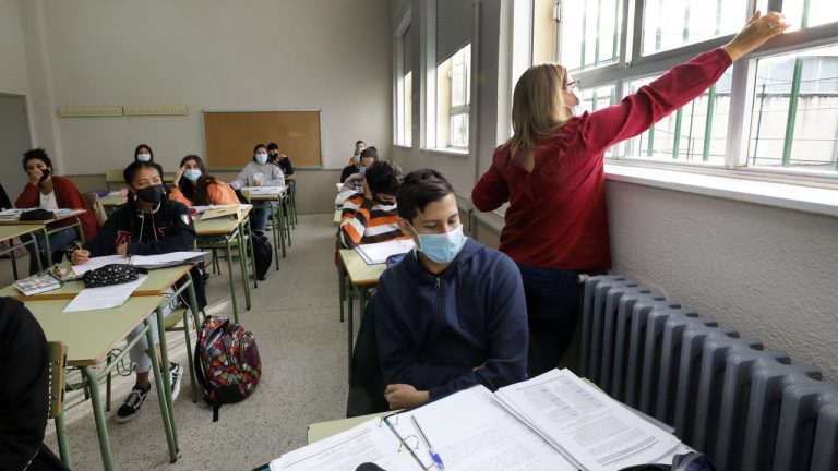 Bajan a 583 los casos activos en centros educativos gallegos