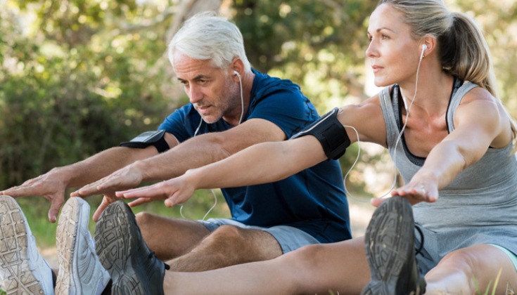 El ejercicio y una dieta saludable en la mediana edad pueden prevenir problemas de salud graves en la tercera edad